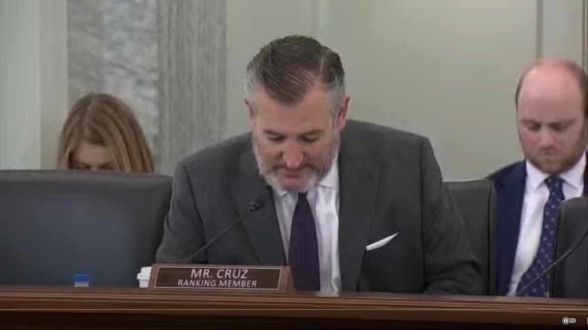 Outdated Air Traffic Control Systems Under Scrutiny Amid Holiday Travel Surge