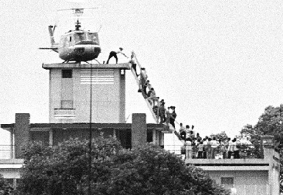 UPI-photo-of-dozens-of-South-Vietnamese-being-airlifted-out-of-Saigon-by-a-Huey-Helicopter-on-the-roof-of-the-Pittman-Bldg